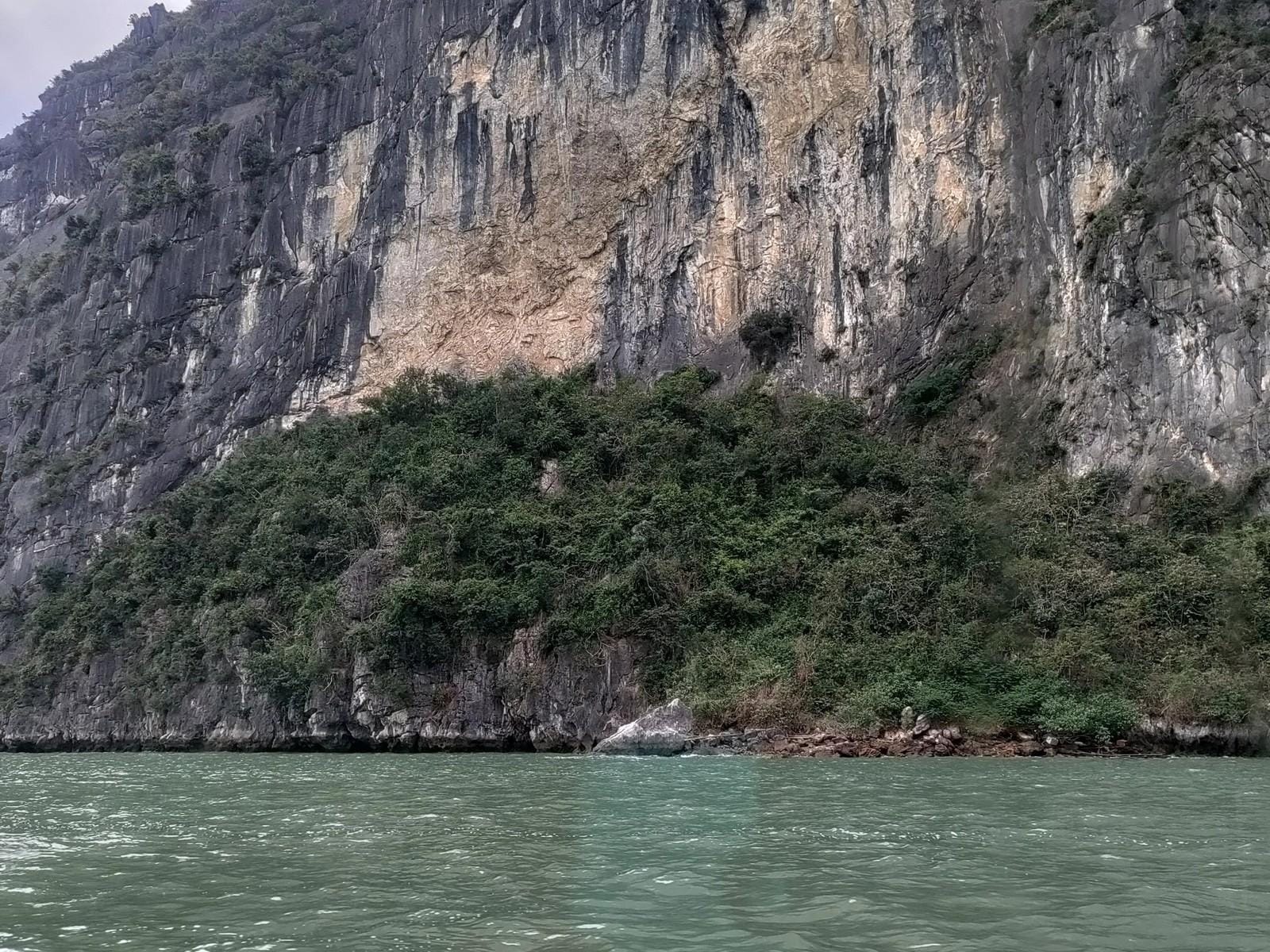 One of the towering karst cliffs along the cruise route.