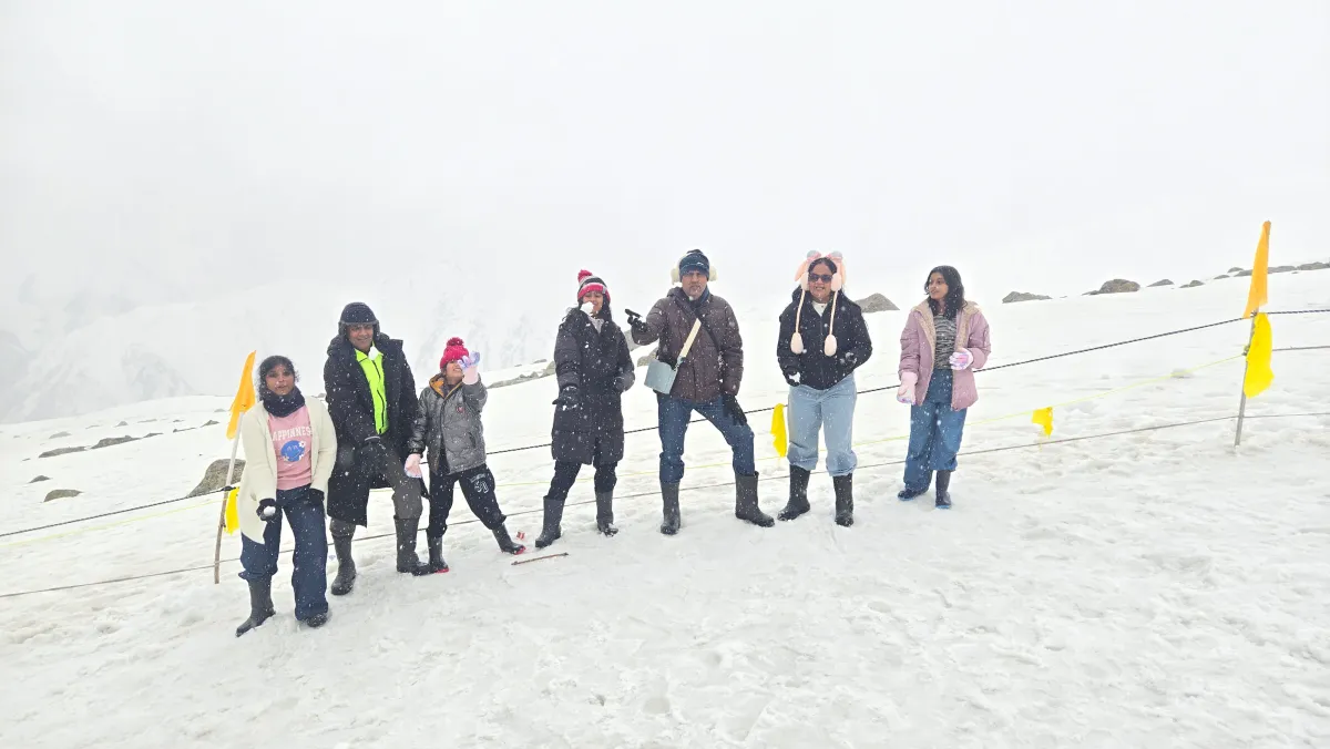 Family enjoying snowfall in Sonmarg during their Kashmir trip