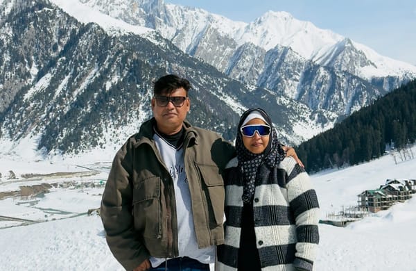 Farheen and her husband posing in the snowy valleys of Kashmir