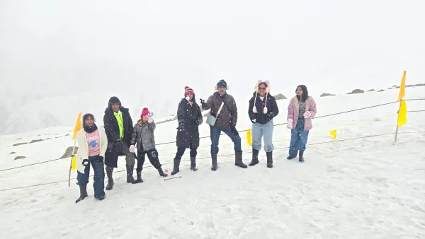 Family enjoying snowfall in Sonmarg during their Kashmir trip